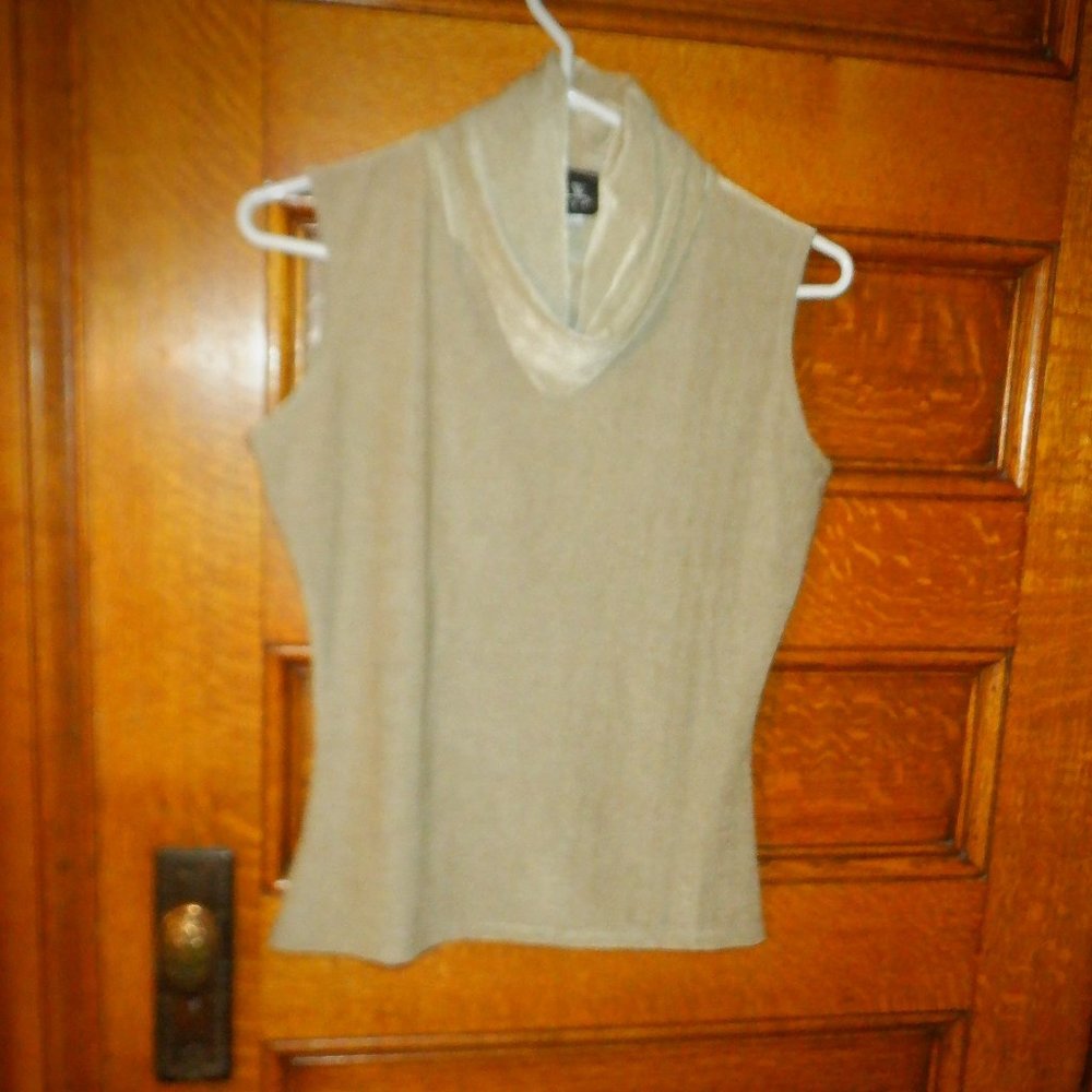 Beautiful *** ACW ~ TOP *** Medium